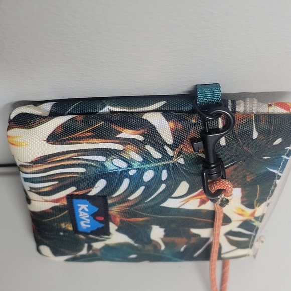 Kavu Renrose Crossbody Bag. - Picture 5 of 13